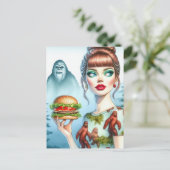 Käsermeister im Wald mit Sasquatch Postkarte (Stehend Vorderseite)