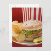 Käseseburger mit Kartoffelchips und Cornichons Postkarte (Vorne/Hinten)