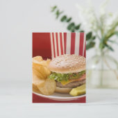Käseseburger mit Kartoffelchips und Cornichons Postkarte (Stehend Vorderseite)
