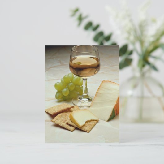 Käsesorten, Cracker und Weinglas Postkarte (Stehend Vorderseite)