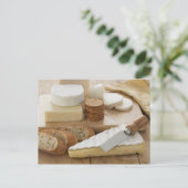 Käsesorten und Brot auf dem Tisch Postkarte (Stehend Vorderseite)