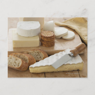 Käsesorten und Brot auf dem Tisch Postkarte