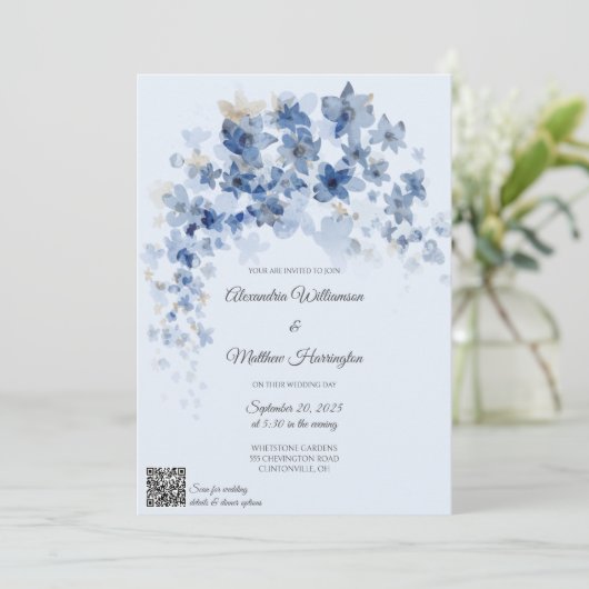 Kaskadieren blauer Blumen QR Code Hochzeit Einladung (Stehend Vorderseite)