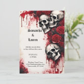 Kaskadierende Skulls und Rose Goth Wedding Einladung (Stehend Vorderseite)