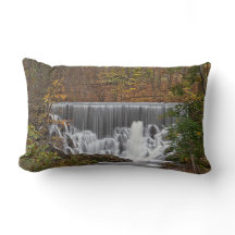 Kaskadierende Wälder Wasserfall und Abfall Blätter