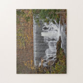 Kaskadierende Wälder Wasserfall und Abfall Blätter Puzzle (Vertikal)