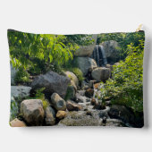 Kaskadierende Waldwasserfälle | Waldgrün Zubehörtasche (Rückseite)