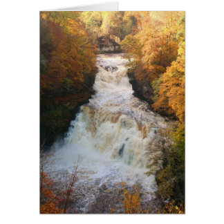 Kaskadierender Wasserfall im Herbst Corra Linn