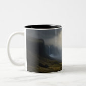 Kaskadierendes Licht: Wasserfall Landschaft Zweifarbige Tasse (Links)