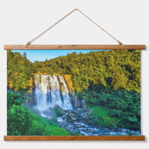 Kaskadierendes Wasserfall üppiger Wald Landschaft Wandteppich Mit Holzrahmen