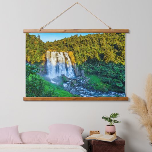 Kaskadierendes Wasserfall üppiger Wald Landschaft Wandteppich Mit Holzrahmen (Schlafzimmer)