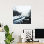 Kaskadierter Wasserfall am nebeligen mystischen Mo Poster (Heimbüro)