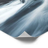 Kaskadierter Wasserfall am nebeligen mystischen Mo Poster (Ecke)