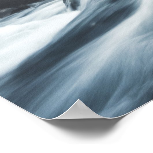 Kaskadierter Wasserfall am nebeligen mystischen Mo Poster (Ecke)