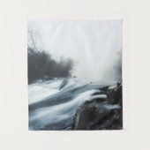 Kaskadierter Wasserfall am nebeligen mystischen Mo Wandteppich (Vorderseite)