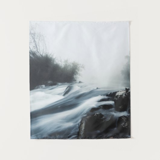 Kaskadierter Wasserfall am nebeligen mystischen Mo Wandteppich (Vorderseite)