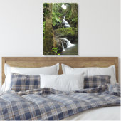 "KASKIERENDER WASSERFALL IN HAWAIIAN TROPICAL GARD LEINWANDDRUCK (Insitu (Schlafzimmer))