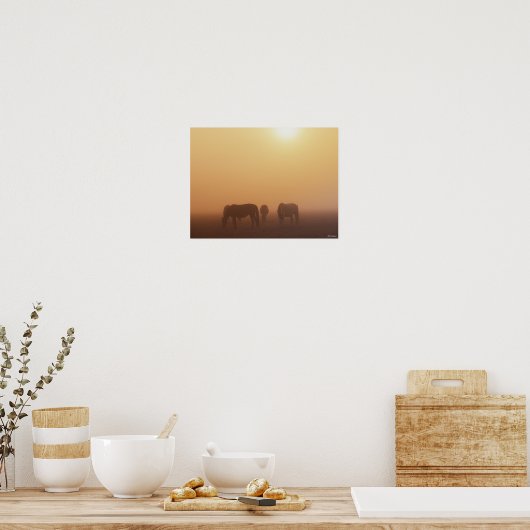 Kaspische Ponys grasen bei neugierigem Sonnenaufga Poster (Küche)