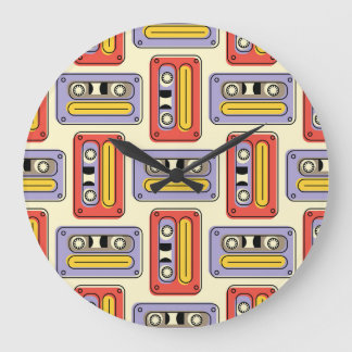 Kassetten für Retro: nahtloses Muster. Große Wanduhr