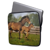 Kastanie-Mare & Foal Laptopschutzhülle (Vorderseite Links)