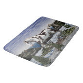 Kastanien und Weißes Paint Horst im Schnee Badematte (Schrägansicht)