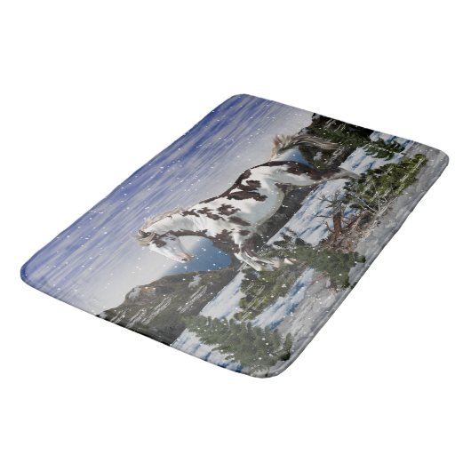 Kastanien und Weißes Paint Horst im Schnee Badematte (Schrägansicht)