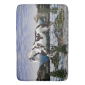 Kastanien und Weißes Paint Horst im Schnee Badematte (Vorderseite Vertikal)