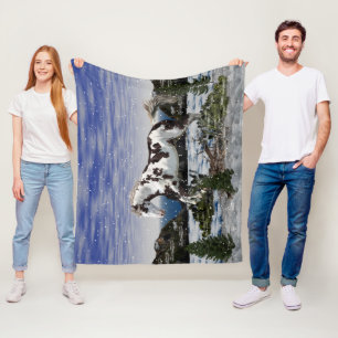 Kastanienbraunes und weißes Paint Horse im Schnee Fleecedecke