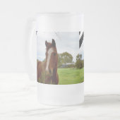 Kastanienpferd, das einen Banksienbaum raubt, Mattglas Bierglas (Vorderseite Links)