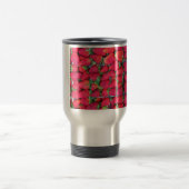 Kästen gefüllt mit roten Erdbeeren Reisebecher (Mittel)
