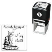 Kat auf Büchern Personalisierte, selbstfärbende Br Permastempel (Beispiel)