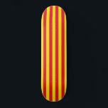 Katalanische Flagge (Katalonien) Skateboard<br><div class="desc">Dieser Eintrag enthält die ikonischen roten und gelben Streifen der katalanischen Flagge. Katalonien (Katalonien) ist eine autonome Gemeinschaft im Nordosten Spaniens,  die über eine starke nationalistische Bewegung verfügt,  die die Unabhängigkeit der Region anstrebt. Die größte Stadt Kataloniens ist Barcelona,  das an der Küste des Mittelmeers liegt.</div>