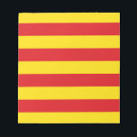 Katalanische Flagge Notizblock<br><div class="desc">Dieser Eintrag enthält die ikonischen roten und gelben Streifen der katalanischen Flagge. Katalonien (Katalonien) ist eine autonome Gemeinschaft im Nordosten Spaniens,  die über eine starke nationalistische Bewegung verfügt,  die die Unabhängigkeit der Region anstrebt. Die größte Stadt Kataloniens ist Barcelona,  das an der Küste des Mittelmeers liegt.</div>