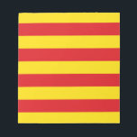 Katalanische Flagge Notizblock<br><div class="desc">Dieser Eintrag enthält die ikonischen roten und gelben Streifen der katalanischen Flagge. Katalonien (Katalonien) ist eine autonome Gemeinschaft im Nordosten Spaniens,  die über eine starke nationalistische Bewegung verfügt,  die die Unabhängigkeit der Region anstrebt. Die größte Stadt Kataloniens ist Barcelona,  das an der Küste des Mittelmeers liegt.</div>