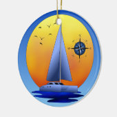Katamaran-Segelboot und Kompass-Rose Keramikornament (Links)