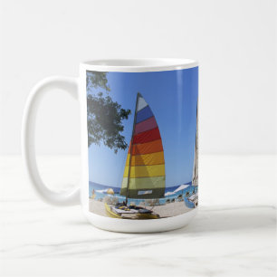 Katamaran und Leibwächter-Stand auf Strand Kaffeetasse