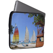 Katamaran und Leibwächter-Stand auf Strand Laptopschutzhülle (Vorne Rechts)