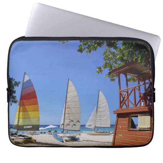 Katamaran und Leibwächter-Stand auf Strand Laptopschutzhülle (Vorderseite)