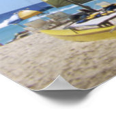 Katamarane und Rettungsschwimmer stehen am Strand Poster (Ecke)