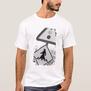 Katar, Ad Dawhah, Doha. Arabische Fußgängerzone  T-Shirt