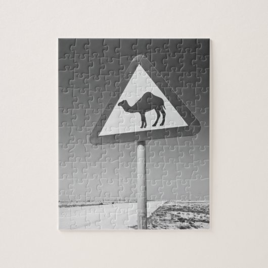 Katar, Al Zubarah. Camel Crossing Road Puzzle (Vertikal)