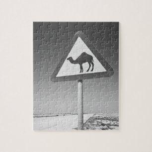 Katar, Al Zubarah. Kamelüberquerungsschild-Straße Puzzle