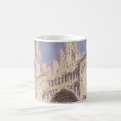 Kathedrale Rouen, Harmony Blue Gold von Claude Mon Kaffeetasse (Mittel)