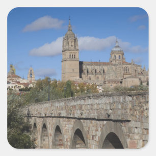 Kathedralen von Salamanca, vom Puente Romano aus g Quadratischer Aufkleber