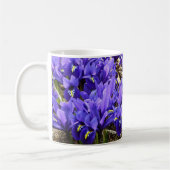 Katherine Hodgkin Irises Lila Frühlingsfloral Kaffeetasse (Links)