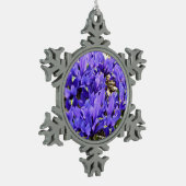 Katherine Hodgkin Irises Lila Frühlingsfloral Schneeflocken Zinn-Ornament (Links)