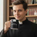 Katholischer Priester Black Clergy Collar Religiös Tasse<br><div class="desc">Jeder Priester wird mit seinem eigenen personalisierten Schlamm mit dem römisch-katholischen Priesterklergierkragen Liebe machen.  Alle Texte und Schriftart können geändert werden.</div>