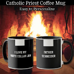 Katholischer Priester Black Clergy Collar Religiös Tasse<br><div class="desc">Jeder Priester wird mit seinem eigenen personalisierten Schlamm mit dem römisch-katholischen Priesterklergierkragen Liebe machen. Alle Texte und Schriftart können geändert werden.</div>