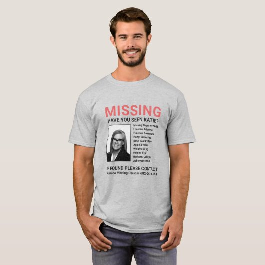 Katie Hobbs - Parody-T - Shirt für Vermisste Perso (Vorne ganz)