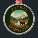 Katmai National Park Bear Retro Distressed Circle Ornament Aus Metall<br><div class="desc">Katmai Vektorgrafik Design. Das Tal der Zehntausend Raucher ist ein Gebiet,  in dem Lavaströme und Asche durch einen massiven Vulkanausbruch entstehen</div>